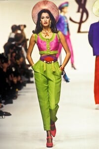 968654371_YvesSaintLaurent1993WomenRTW5.thumb.jpg.aec2d2bc4f11fa54b681afb8745bc3c1.jpg