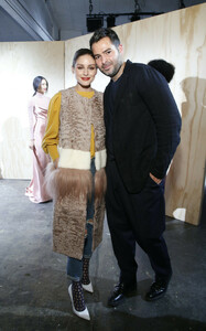 970347129_OliviaPalermoJonathanSimkhaiFrontRowLfXAktbmpQEx.thumb.jpg.415e0e529d9c6268fb00465f4e8df20d.jpg