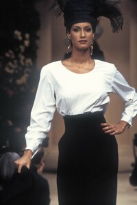 972352249_YvesSaintLaurent1993HauteCouture80.thumb.jpg.127702be0a84b05be0175fdddf9b3ec7.jpg