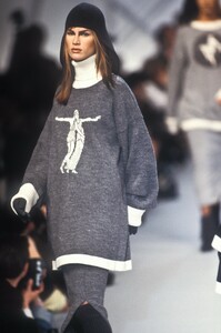 973675870_KarlLagerfeld1993WomenRTW90.thumb.jpg.19faeb24813c234baa0e9288d583b898.jpg