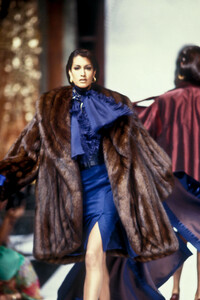 977270448_ChristianDior1992HauteCouture60.thumb.jpg.bce2ae3032689eebce697d8eec5500a0.jpg