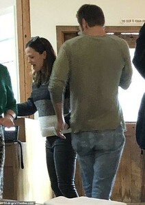 9788076-6702267-Early_morning_The_lovebirds_were_at_the_Farm_Shop_in_LA_s_Brentw-m-35_1550097092220.thumb.jpg.c0d9e85dc1a6a0232fbb22a6d51641dd.jpg