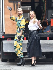 9793412-6702723-Fashion_forward_Heidi_looked_exquisite_wearing_a_leather_maxi_sk-a-20_1550110240958.jpg