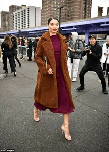 9794730-6702911-Model_behaviour_Shanina_Shaik_turns_heads_in_a_chic_oversized_co-a-21_1550115031545.thumb.jpg.b78ec49fb6497bdb337f8a30ade15164.jpg