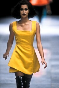 980595075_Versace1991WomenRTW2.thumb.jpg.2aa482e8e35c9fba1d94353c4dd9dc3a.jpg