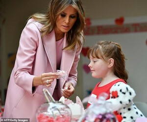 9832554-6706455-Sweet_treats_The_first_lady_helped_make_boxes_that_the_children_-a-20_1550183791689.jpg