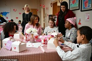 9832562-6706455-Spreading_the_love_Melania_exchanged_Valentine_s_Day_cards_with_-a-21_1550183791690.jpg