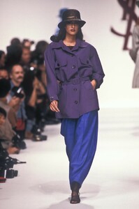 987087697_YvesSaintLaurent1991WomenRTW11.thumb.jpg.b81f773a8478c47d26b07efb1770dfff.jpg