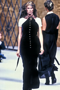 989439667_Chanel1993HauteCouture62.thumb.jpg.5b1f4e1f56877b2c262dd23371394547.jpg