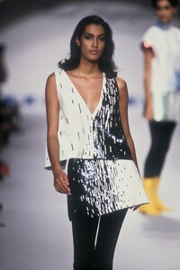 991486557_KarlLagerfeld1991WomenRTW57.thumb.jpg.656b244022fff13b261f8936256ebf88.jpg