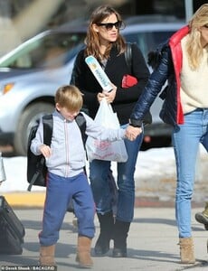 9933298-6715325-Hoofing_it_Jennifer_Garner_could_be_seen_enjoying_the_company_of-a-2_1550452679969.thumb.jpg.d98faed5093f055810b50a522d72e8f5.jpg