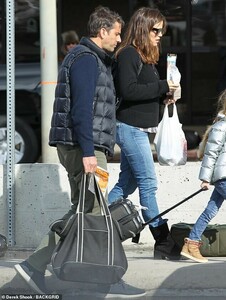 9933302-6715325-Place_to_be_Her_children_and_her_friends_were_spotted_with_her_i-a-4_1550452679974.thumb.jpg.93517ca38fe377112d7c41336799aa9d.jpg