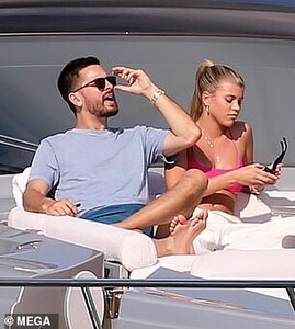 9934666-0-Casual_She_kept_her_legs_covered_with_white_linen_pants_and_wore-a-30_1550444665258.jpg