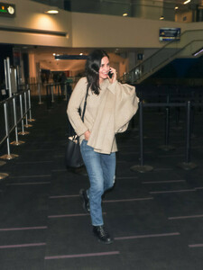 Courteney+Cox+at+LAX+lH2UiFVOM0Ux.jpg