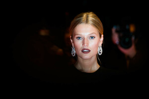 Toni+Garrn+Kindness+Strangers+Premiere+69th+QrnM-7qc3trx.jpg