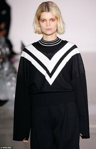 9962912-6717671-Classic_The_catwalk_beauty_stormed_the_show_in_a_chic_monochrome-m-169_1550508652844.jpg