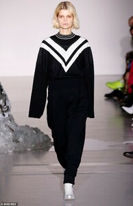 9962920-6717671-Taking_the_runway_by_storm_She_sported_a_thin_oversized_knit_tha-m-155_1550507563767.jpg