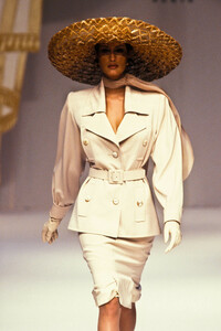 99753052_PierreBalmain1993HauteCouture110.thumb.jpg.2d8428faf31f108036884a504db11fb9.jpg