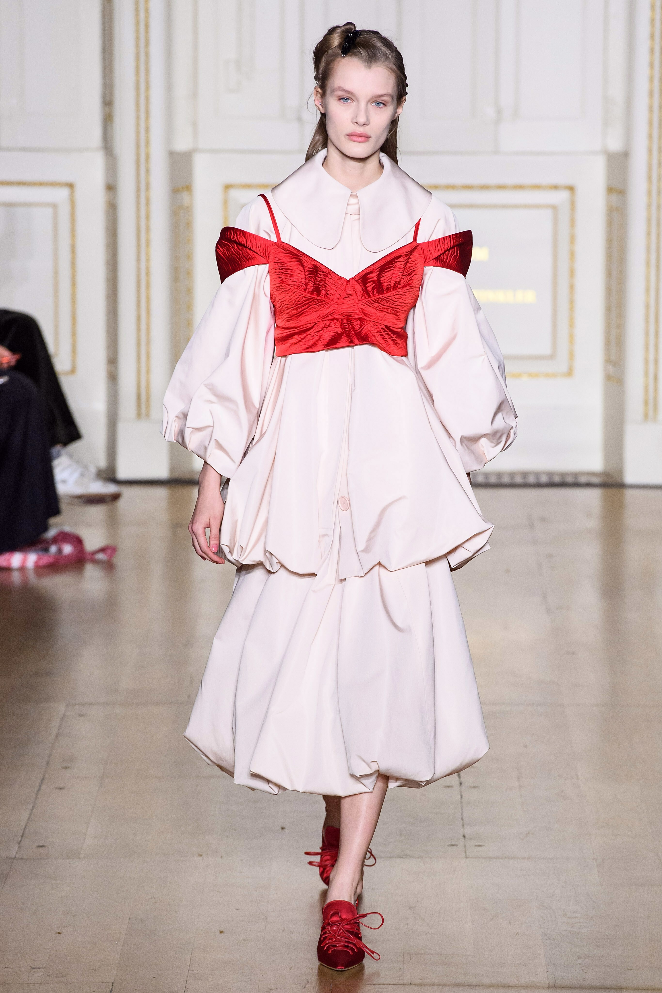 Simone rocha. Симон Роша дизайнер. Simone Rocha Fall 2019. Simone Rocha показы. Симон Роша платья.