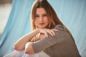 Behati-Prinsloo-7-For-All-Mankind-Spring-2019-Campaign07-768x512.jpg