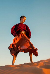 Elizaveta-Porodina-for-Conde-Nast-Traveller-with-Jena-Goldsack-1-702x1024.thumb.jpg.a18c54cbc48b9414065f1825a6a32849.jpg