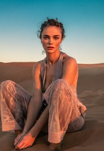 Elizaveta-Porodina-for-Conde-Nast-Traveller-with-Jena-Goldsack-2.thumb.jpg.b31c5bece931dffec20100a42f244e54.jpg