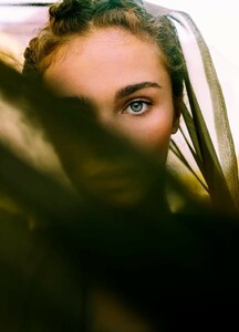 Elizaveta-Porodina-for-Conde-Nast-Traveller-with-Jena-Goldsack-8-739x1024.thumb.jpg.9f47b449cc7a76d5f81a93fef17c8014.jpg