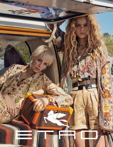 Etro-Spring-Summer-2019-Campaign09.thumb.jpg.f06b65a0c5fe54a7afaa9f554a1c00d8.jpg