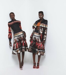 Fendi-Spring-Summer-2019-Campaign07.thumb.jpg.73e7d508357d7fed7f379820c9ab5959.jpg
