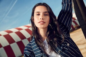 Guy-Lowndes-for-s-Oliver-Spring-2019-with-Zoe-Barnard-and-Bo-Develius-1.thumb.jpg.1759738912b34c171278ac5d492f1122.jpg