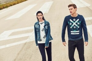 Guy-Lowndes-for-s-Oliver-Spring-2019-with-Zoe-Barnard-and-Bo-Develius-13.thumb.jpg.c2eb67f2b6ecb7cc1167cb837936dc68.jpg