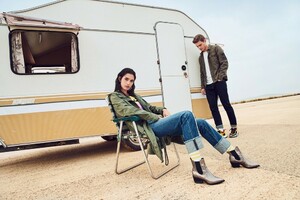 Guy-Lowndes-for-s-Oliver-Spring-2019-with-Zoe-Barnard-and-Bo-Develius-20.thumb.jpg.5f89ecd0481f1fcf508e7c83f7057424.jpg