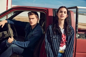 Guy-Lowndes-for-s-Oliver-Spring-2019-with-Zoe-Barnard-and-Bo-Develius-3.thumb.jpg.84fabd9142777337ccee31c13cd813a3.jpg