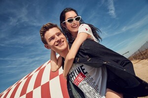 Guy-Lowndes-for-s-Oliver-Spring-2019-with-Zoe-Barnard-and-Bo-Develius-7.thumb.jpg.24685d28207b342d8c19ae4cc230f200.jpg