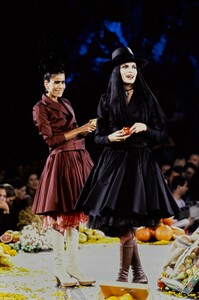 JEAN-PAUL-GAULTIER-SPRING-1998-RTW-021.thumb.jpg.510e63f8257fb41dd607a25a5d177a6d.jpg