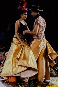 JEAN-PAUL-GAULTIER-SPRING-1998-RTW-069.thumb.jpg.db3591768e3ec215d36a319e3c06fb6d.jpg