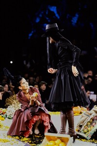 JEAN-PAUL-GAULTIER-SPRING-1998-RTW-106.thumb.jpg.64fe1967dbdd3e79870ec89e368088ef.jpg