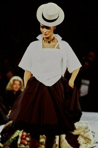 JEAN-PAUL-GAULTIER-SPRING-1998-RTW-110.thumb.jpg.0d7ec91bcbbd2a0e3d0d4c6ddd93c176.jpg