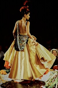 JEAN-PAUL-GAULTIER-SPRING-1998-RTW-157.thumb.jpg.68a8435e6112072ce214d07b79d37b2f.jpg