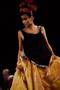 JEAN-PAUL-GAULTIER-SPRING-1998-RTW-158.thumb.jpg.37898ca4e1e60940b6688eef8d4dd229.jpg