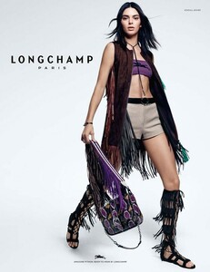 Kendall-Jenner-Longchamp-SS19-05-620x804.thumb.jpg.96c2173c1ea3942a3d2b558504c3fa3b.jpg