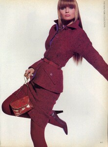 Penn_Vogue_US_September_1985_04.thumb.jpg.86e23e1f529b142a1fc403bde2025cc5.jpg