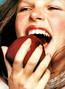 Smile_Please_Constaine_Vogue_Italia_August_1999_04.thumb.jpg.8ce90d7144f5677b4cfaff5c0e9b0f85.jpg