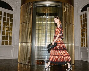 Tomas-De-La-Fuente-for-Telva-Magazine-Spring-Summer-2019-with-Lucia-Lopez-4.thumb.jpg.4774dbf9332b32b77cf786d66b0f87cf.jpg