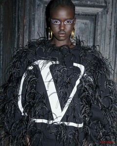 Valentino-SS19-Juergen-Teller-06-620x775.thumb.jpg.32814442dda25b4c340ed2c39e6ff9ce.jpg