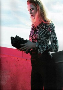 VogueBR_December2007_CalcaOGlamourVestido_06.thumb.jpg.84d55b3f5e6ff261dae7c4ef8062013e.jpg