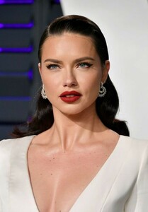 adriana-lima-2019-vanity-fair-oscar-party-9_thumbnail.jpg