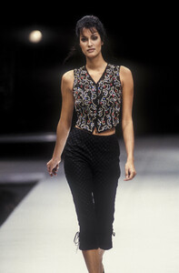 alberta-ferretti-ss-1993-3.thumb.jpg.13675ec054968aae43cb34fe4a2b544d.jpg