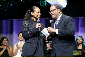 alicia-keys-hits-the-stage-at-for-the-love-of-our-children-gala-02.jpg