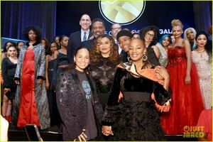 alicia-keys-hits-the-stage-at-for-the-love-of-our-children-gala-04.jpg
